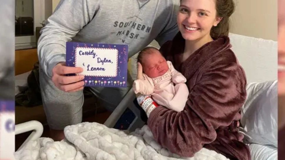 Un bebeluș s-a născut în aceeași zi cu mama și tatăl său. Cum au reușit părinții această performanță