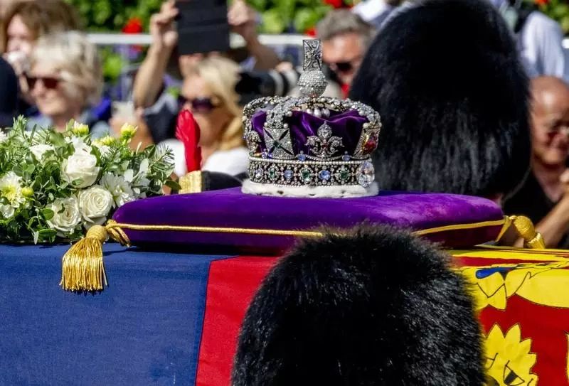 Coroana regilor britanici, modificată pentru a i se potrivi lui Charles al III-lea