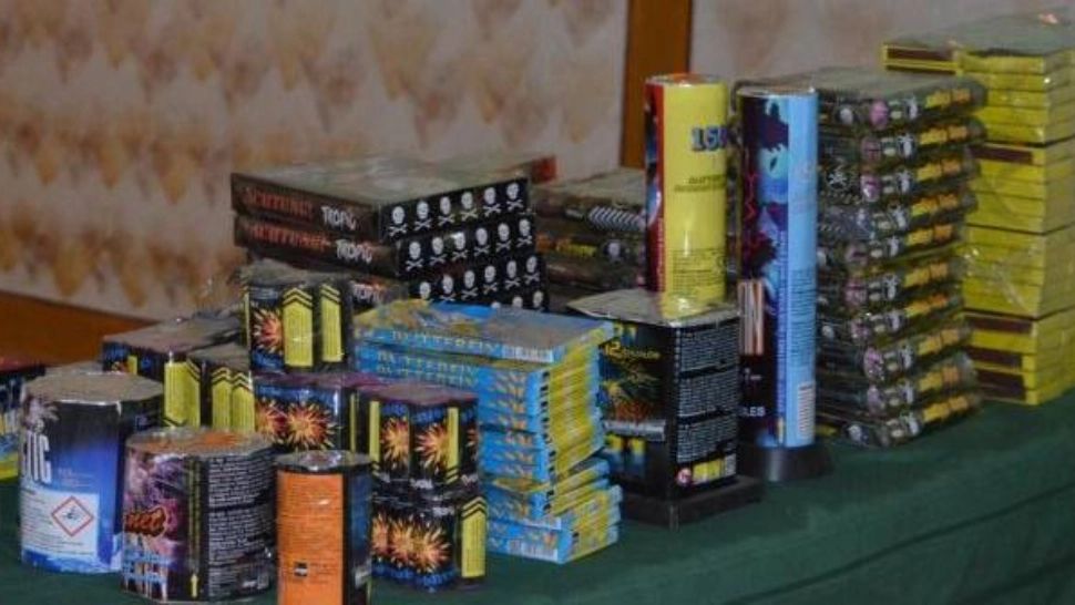 Peste 10 tone de petarde și artificii ilegale ridicate de către polițiști în urma unor percheziții. Un bărbat a fost reținut (foto: arhivă)