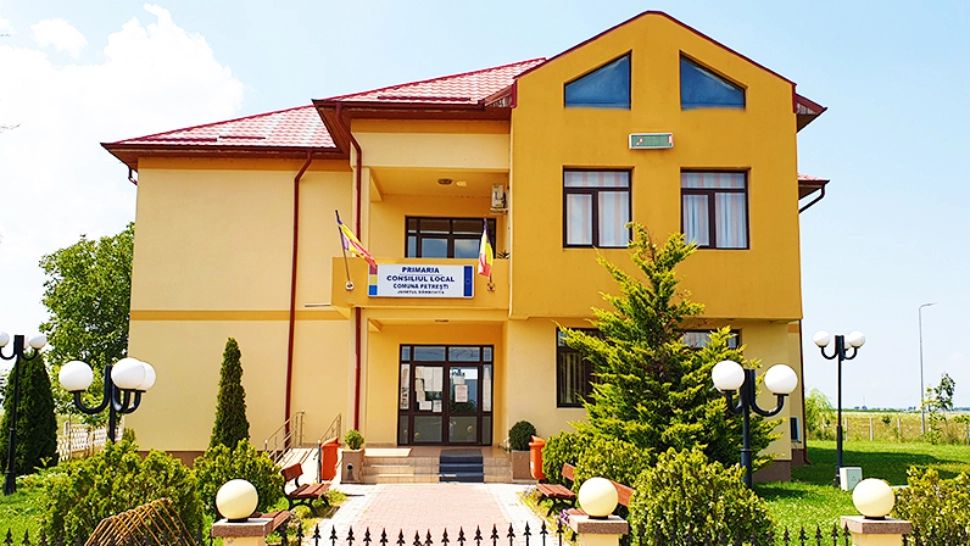  SCANDAL într-o primărie din Dâmboviţa. Un bărbat l-ar fi lovit pe primar 