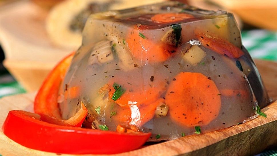 Răcitura de pui - Cea mai ușoară și gustoasă rețetă de piftie pentru sărbătorile de iarnă