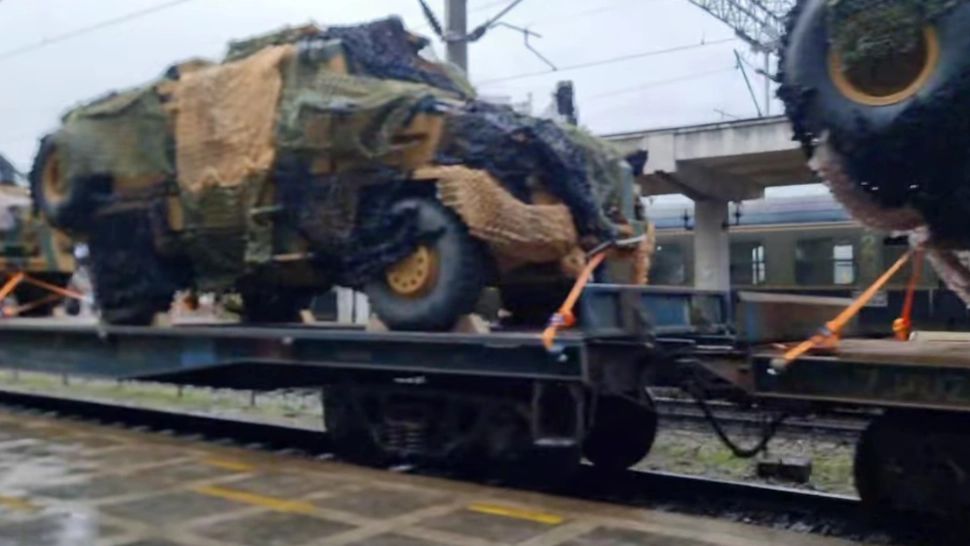 Tren încărcat cu blindate turcești/ Captură video Facebook Radio Easy Bacău