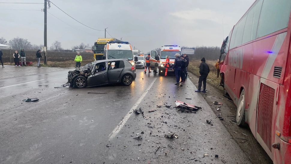 Accident cumplit în Ialomița: 2 morți și 3 răniți după o ciocnire violentă între o mașină și un autocar - FOTO