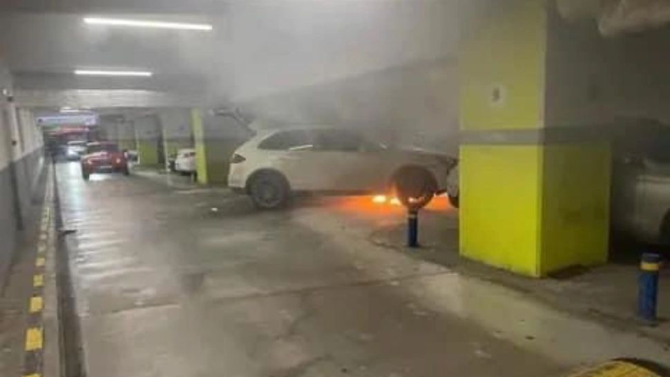 Incendiu în parcarea unui mall din București: o mașină a luat foc!
