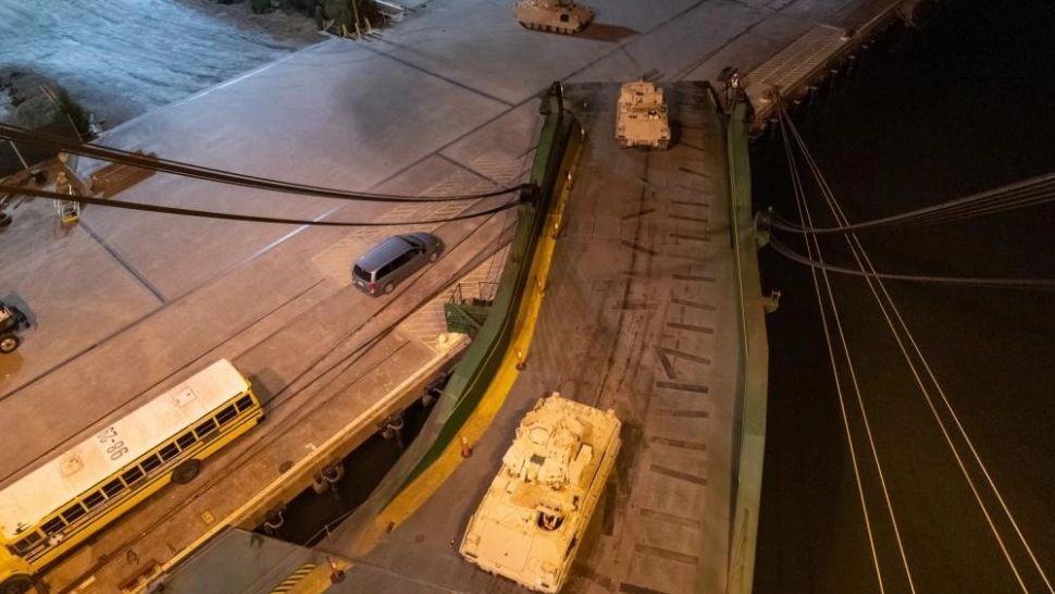 Zeci de blindatele americane Bradley, îmbarcate pentru Europa. În cât timp ajung pe frontul din Ucraina?