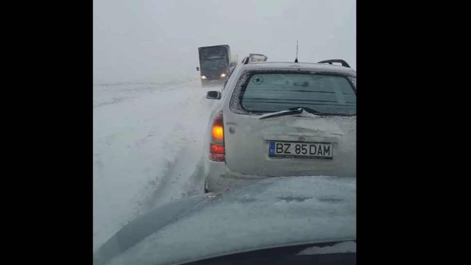 oloane de maşini pe drumuri înzăpezite, în Buzău. Foto/FB