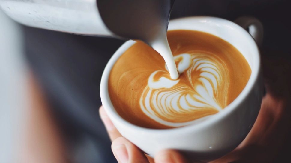 Ce se întamplă în corpul tău dacă bei o ceașcă de cafea cu lapte în fiecare zi. Rezultatele surprinzătoare ale unui studiu recent