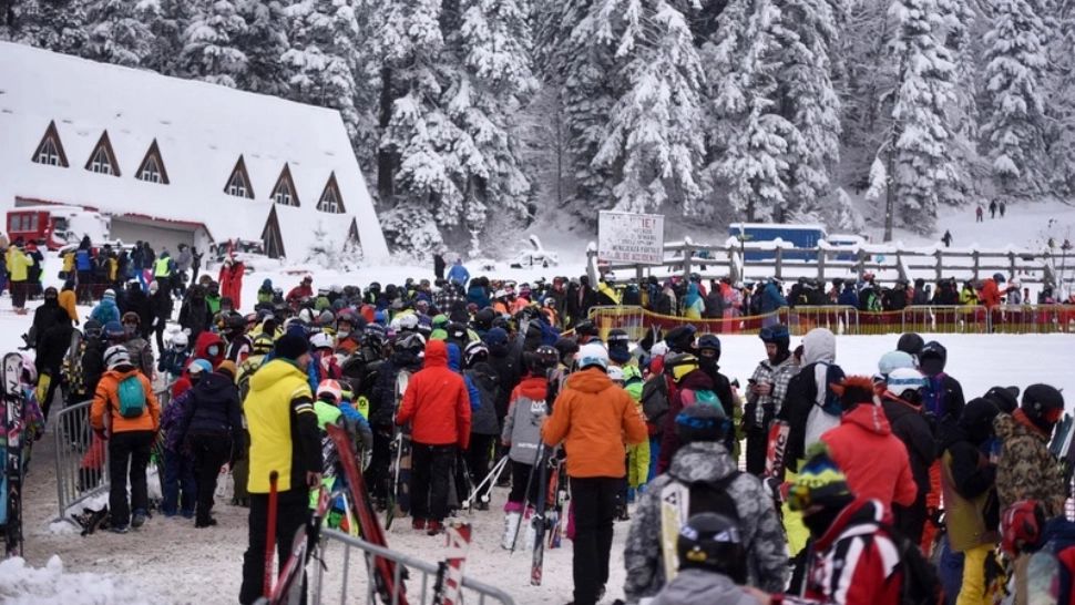 Aglomerație de nedescris la gondola din Sinaia: s-a stat și 4 ore la coadă! ANPC, amendă uriașă pentru administratori
