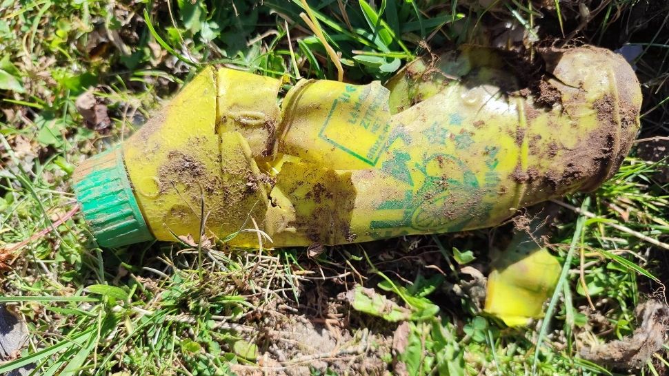 Vă amintiți sucurile Hellas din vremea lui Ceaușescu? Mai găsiți recipiente goale în Munții Bucegi - GALERIE FOTO