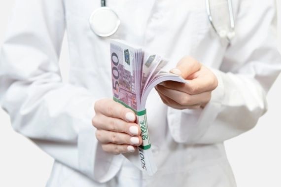 Șefa unei secții de Oncologie, reținută pentru luare de mită