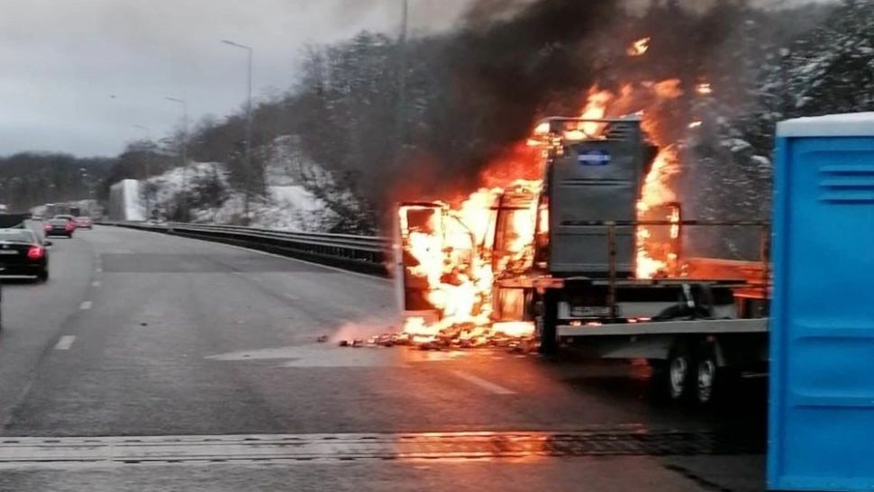 TIR în flăcări pe A1