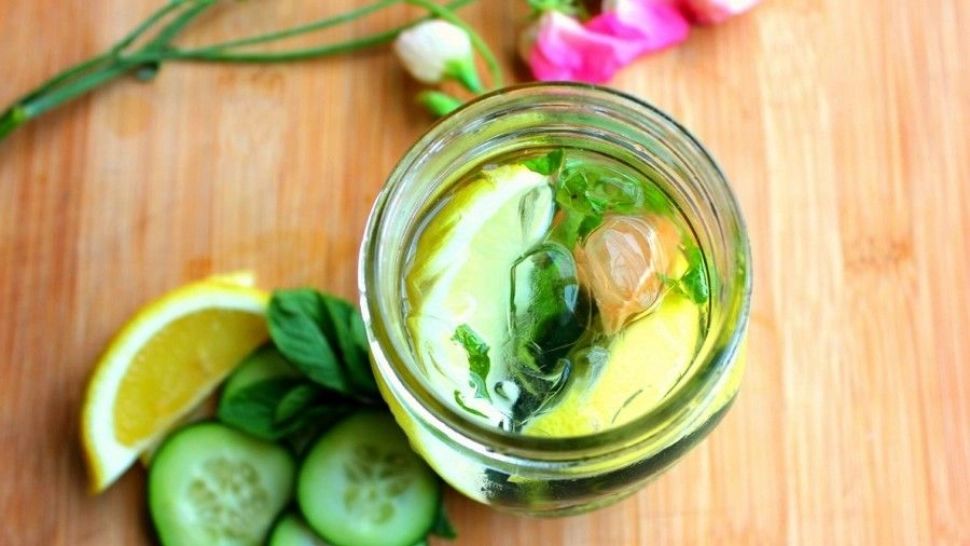 5 băuturi detox pentru slăbit pe care le poţi face acasă