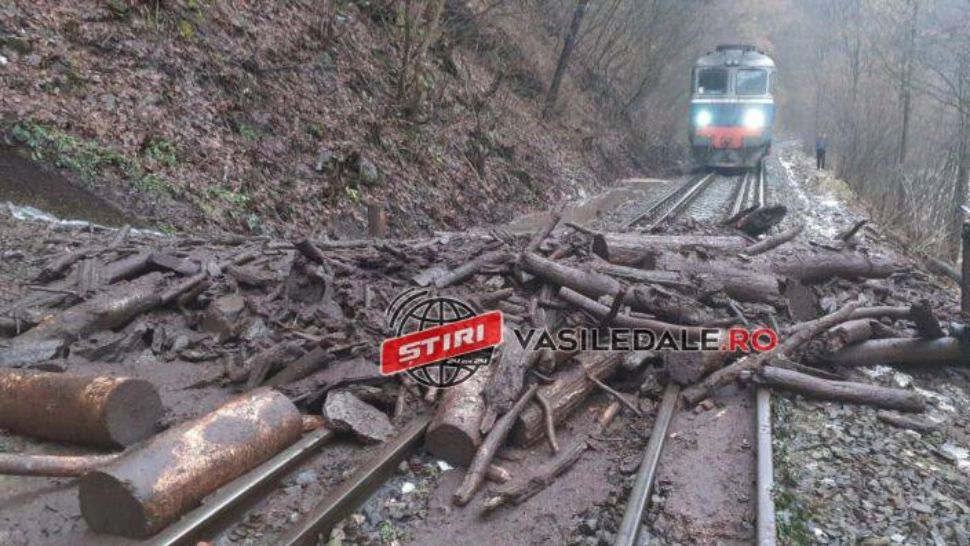 Trenuri cu călători, blocate în județul Mamarureș, din cauza aluviunilor 