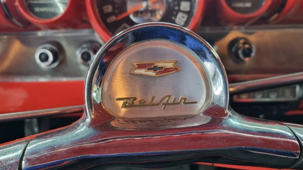 Alertă la RAR Bacău. Au crezut că a venit Elvis! Imagini de colecție cu o bijuterie auto - FOTO