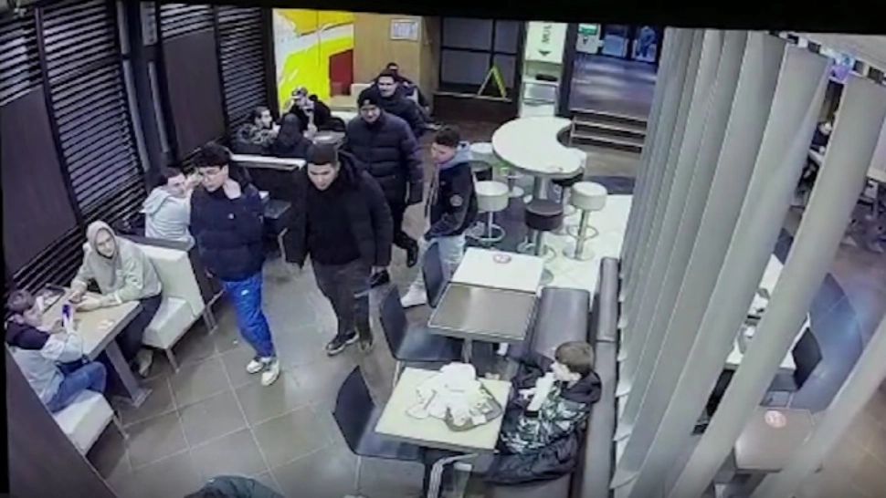 Ceartă între două grupuri de tineri/ Captură video