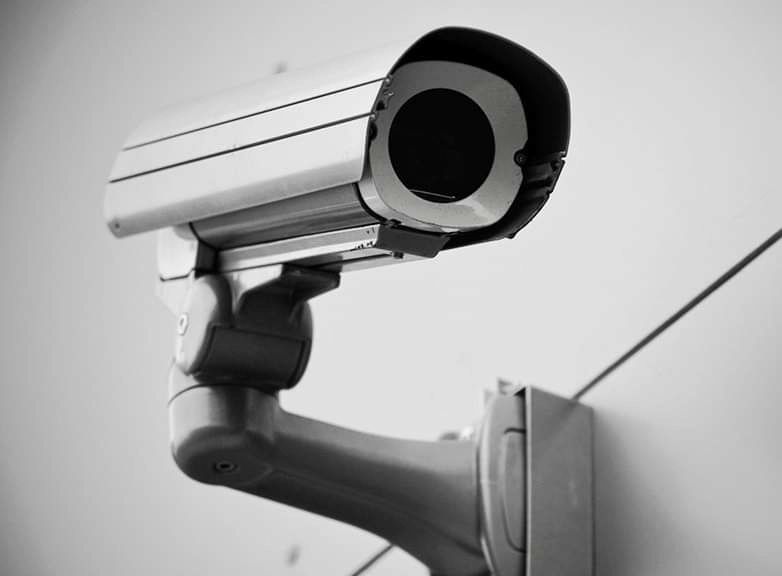 Proprietarii camerelor de supraveghere au obligația să avertizeze prezența acestora