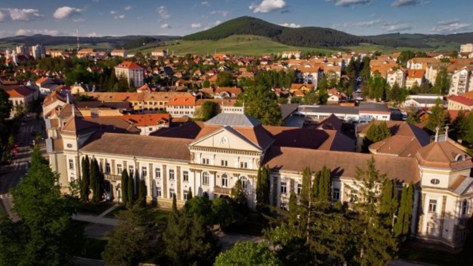 Un nou scandal în Secuime explodează: tăblițe în alfabetul secuiesc