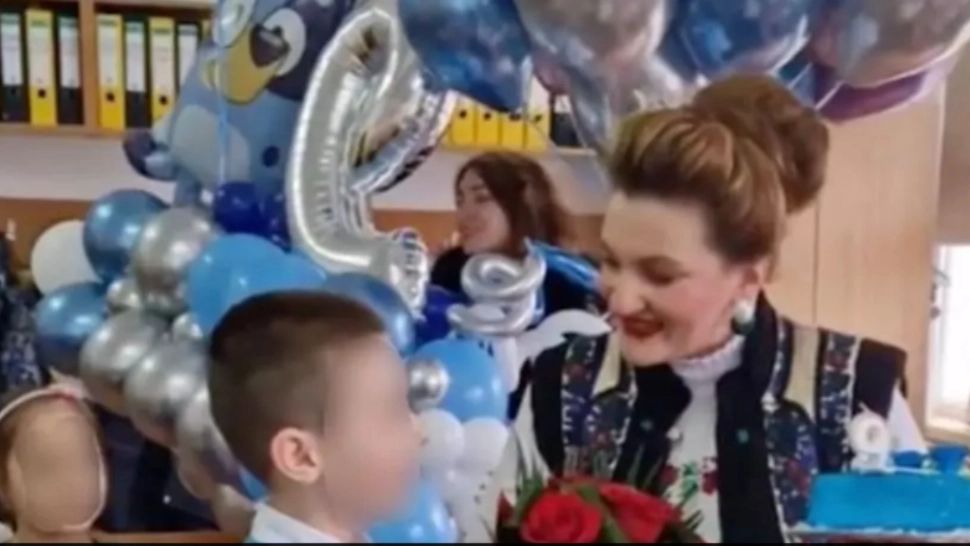 Petrecere inedită la o școală din Bacău/ Captură video