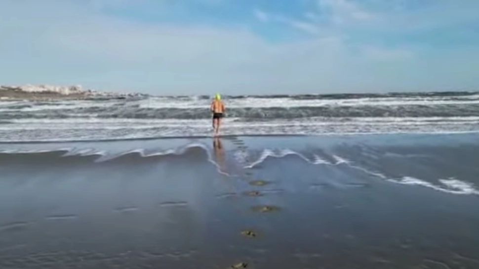 Bărbat care face baie în Marea Neagră/ Captură video Ziua de Constanța