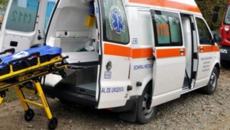 Accident grav, în Arad: microbuz școlar, impact violent cu un autoturism - un copil a fost rănit