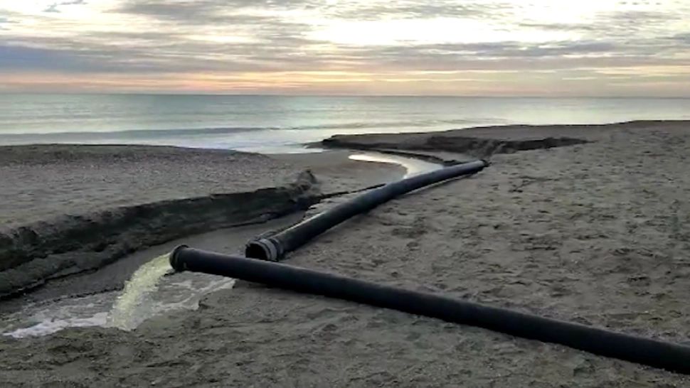 Apa deversată de la construcții a împărțit plaja în adevărate peninsule. Foto: Realitatea PLUS