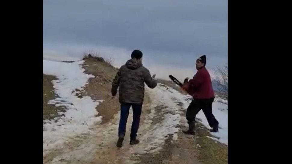 Pădurar ataca cu drujba de hoț de lemne. Foto/Captură video
