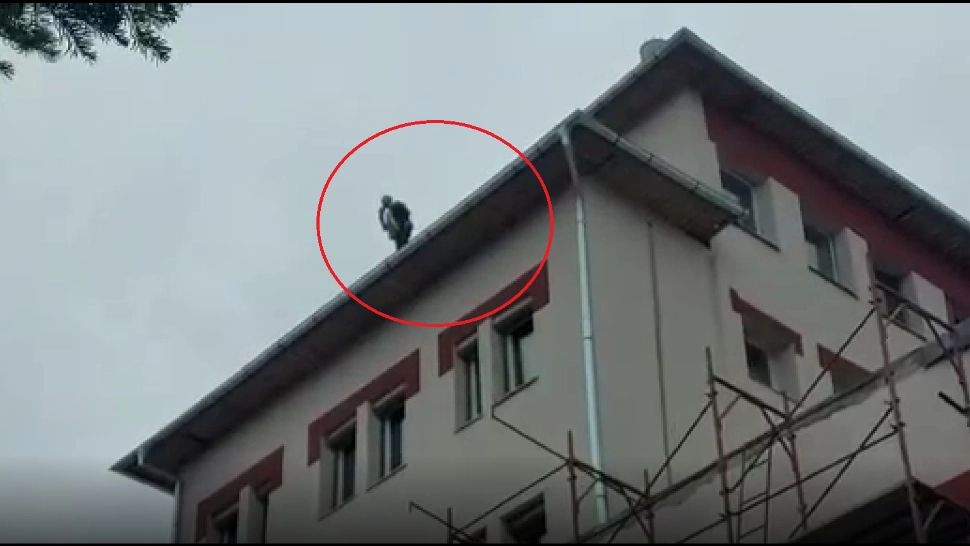 Alertă la Tg. Jiu. Un bărbat a amenințat că se aruncă de pe clădirea unui spital. După 2 ore, bărbatul a coborât - VIDEO