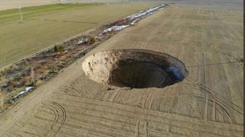 Craterul are diametrul de 37 de metri și adâncimea de 12 metri. Foto/Twitter