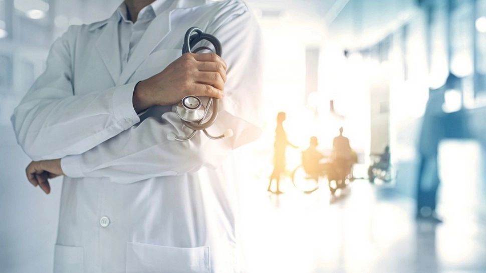 Dispozitive medicale, luate de la cadavre și montate pacienților. Doctorul Dan Tesloianu, reținut: 238 de acte de abuz în serviciu