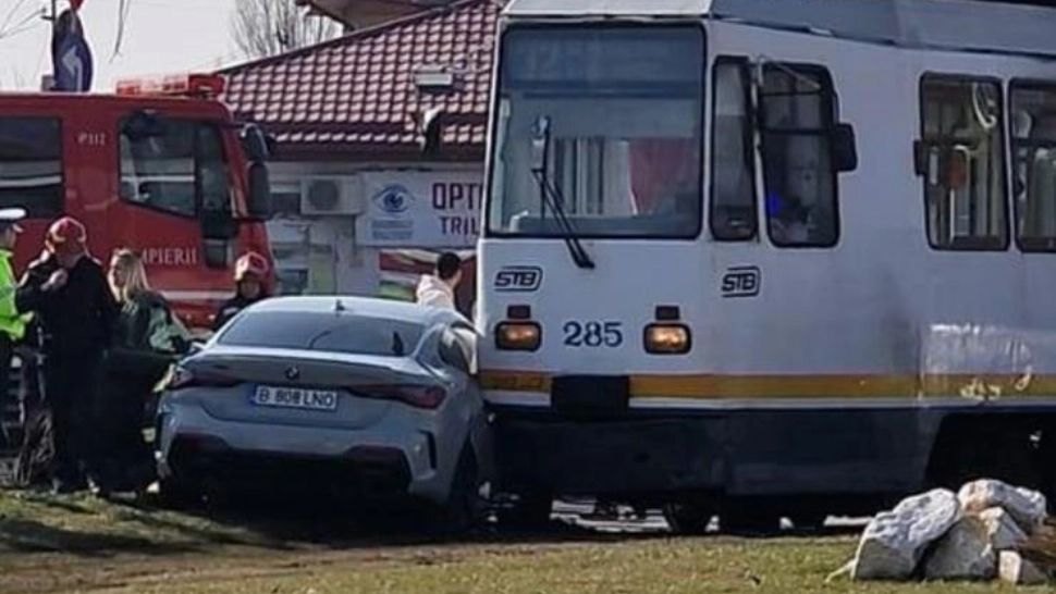 Lino Golden, accident cu un tramvai în Capitală: primește îngrijiri medicale - Mașina artistului s-a făcut PRAF