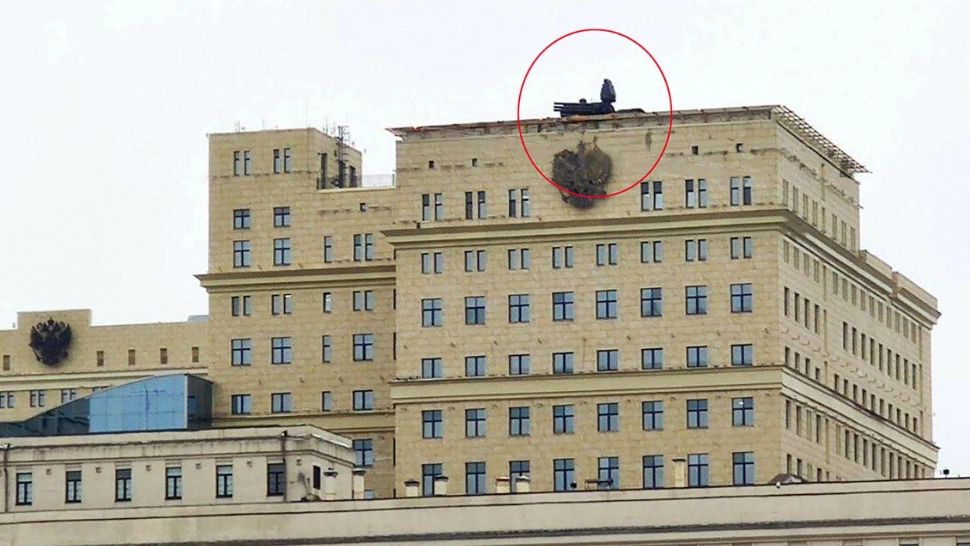 Un sistem de rachete Pantsir a fost instalat deasupra Ministerului rus al Apărării. Foto: Profimedia 