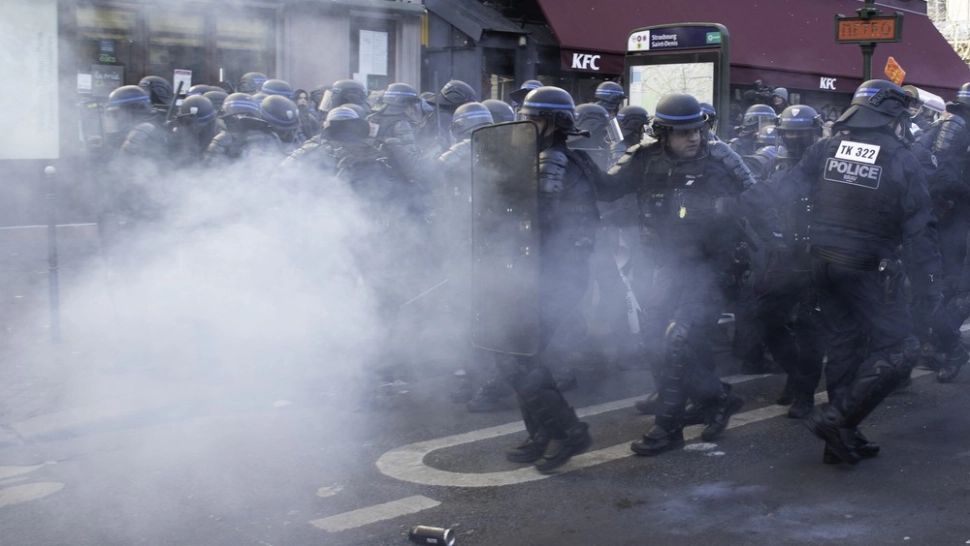 Lupte de stradă la protestele uriașe în Franța. Sute de mii de oameni în stradă, împotriva majorării vârstei de pensionare -VIDEO