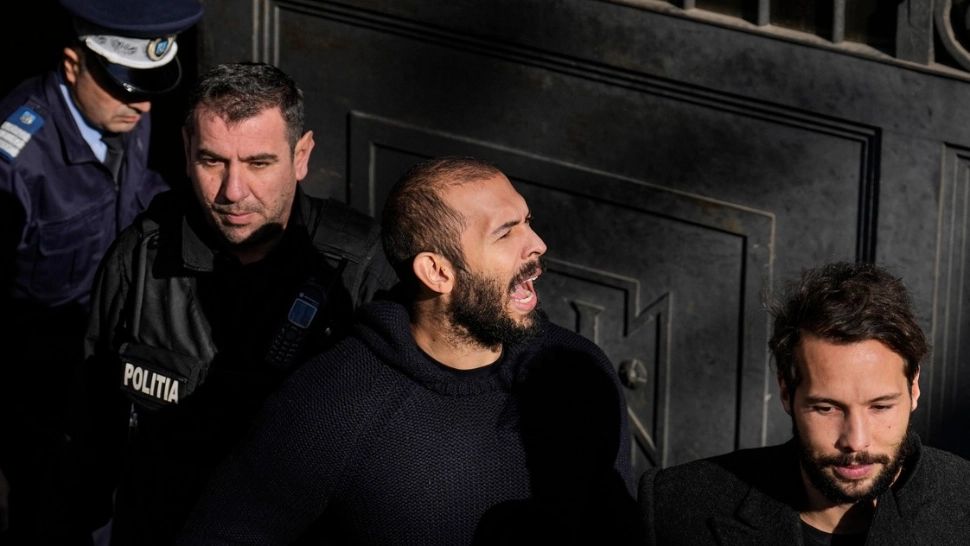 Stenograme bombă în dosarul fraților Tate. Au ordonat din spatele gratiilor ca fetele să-și retragă plângerile