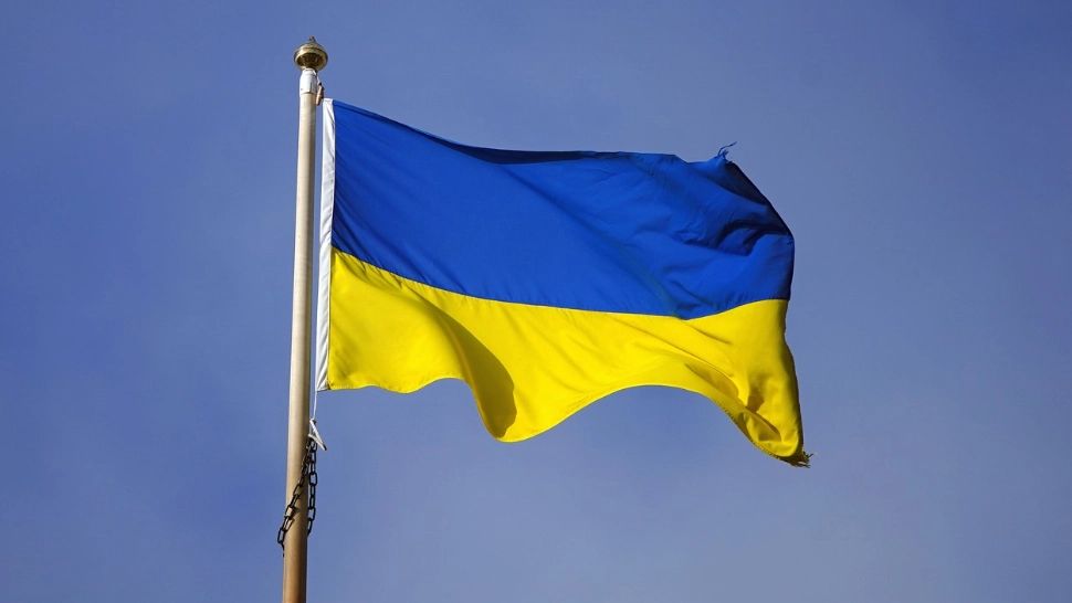 Palatul Victoria, iluminat în culorile drapelului Ucrainei, la un an de război. Mesajul premierului Nicolae Ciucă