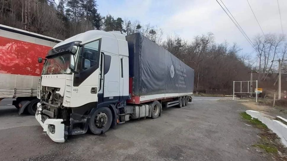 Șofer de TIR din Ucraina, abandonat de patron în România, după un accident pe Valea Oltului: "Trăiește din mila colegilor, în parcare"