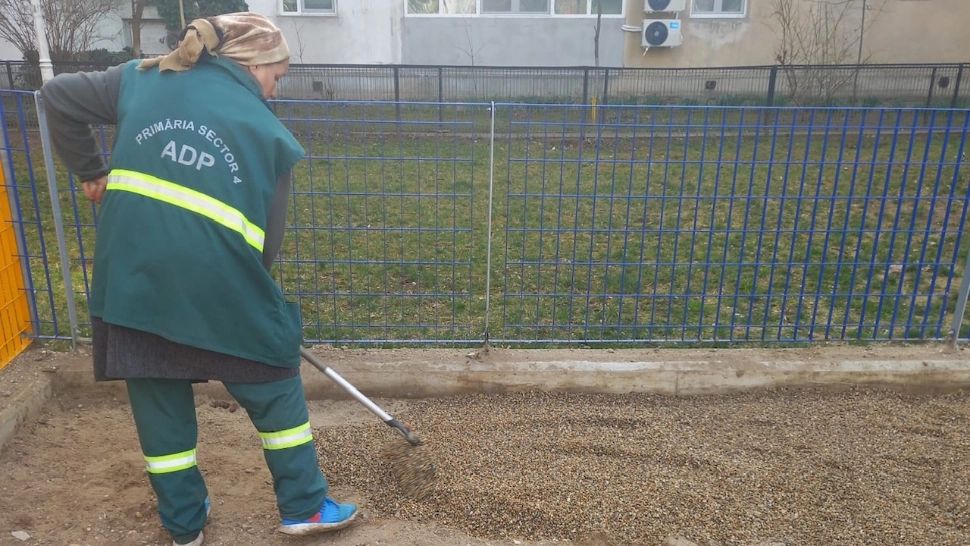 Pietriș, în loc de nisip, în țarcurile de câini din sectorul 4