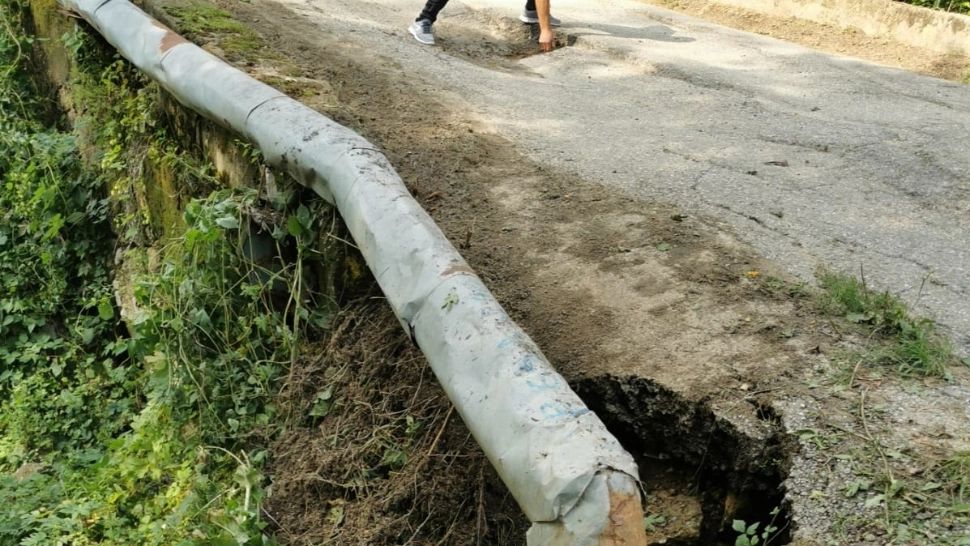 Podul din Aninoasa stă să se prăbușească. Foto: radioinfinit.ro