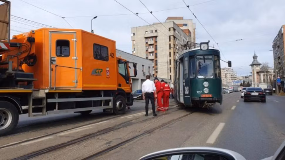 Tramvai sărit de pe șine, la Iași/ Captură foto Ziarul de Iași