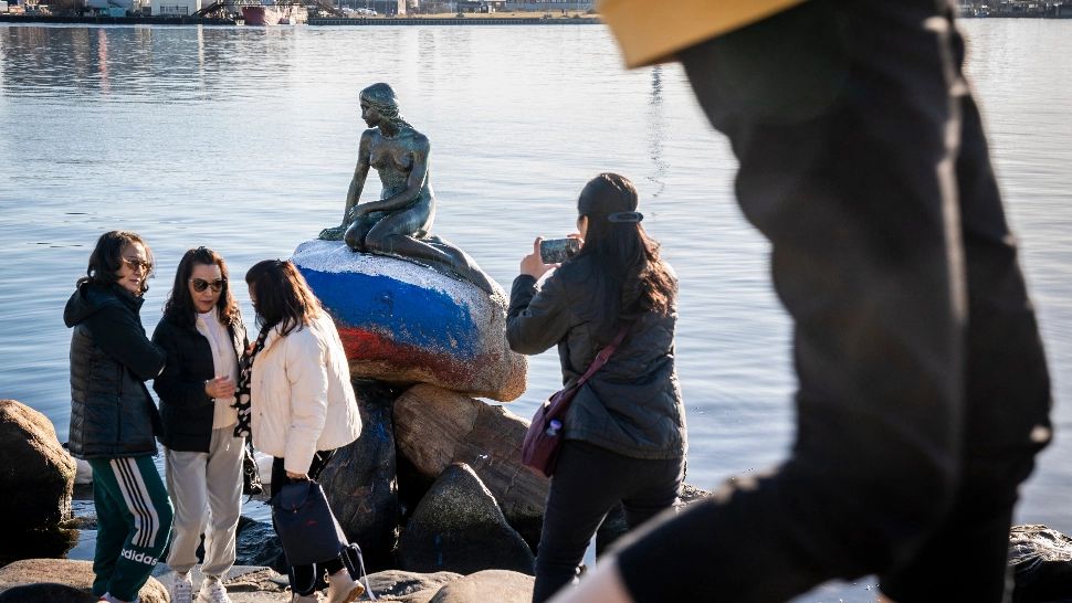 „Mica Sirenă” - simbolul orașului Copenhaga, pictată în culorile steagului Rusiei. Foto/Profimedia