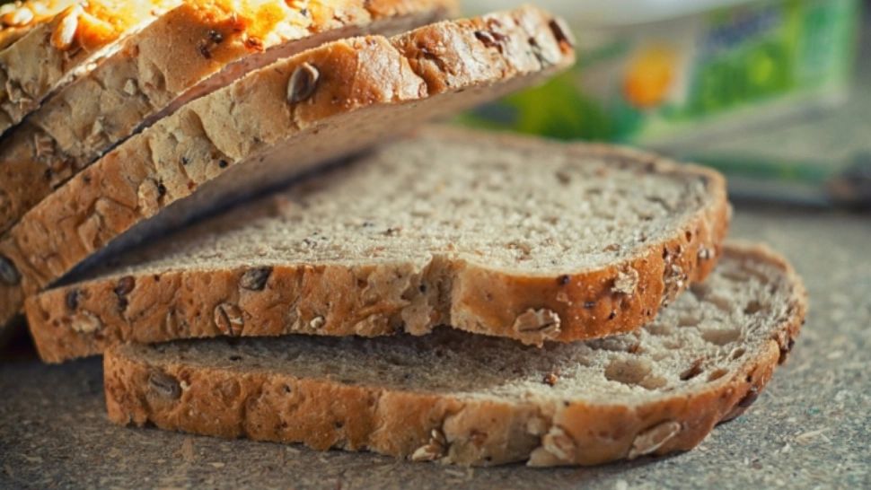 A cumpărat o pâine de la supermarket, a desfăcut-o acasă. Groaznic ce a găsit în ea - scandal mare! FOTO