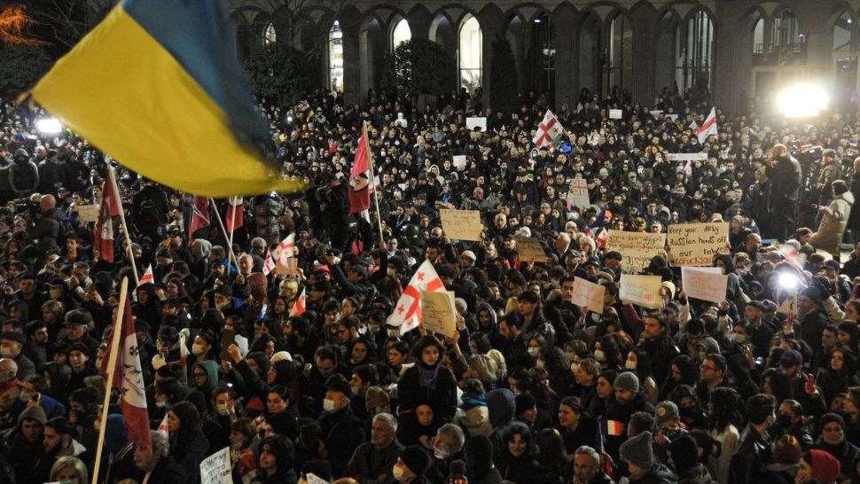 Moscova dă vina pe Statele Unite pentru protestele din Georgia. Noul scenariu al propagandei Kremlinului