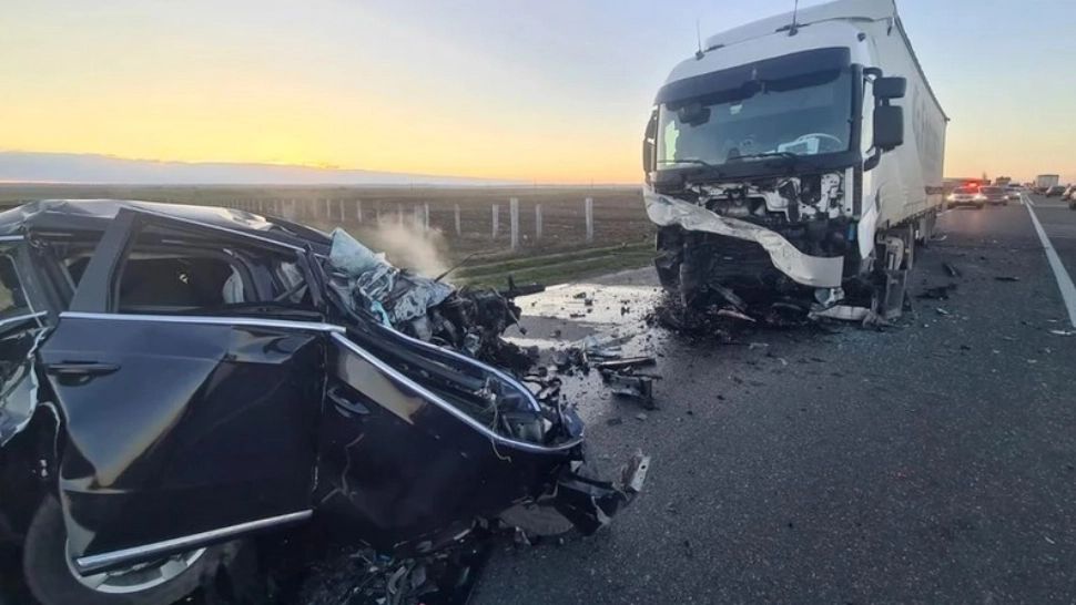 Accident șocant, în Vrancea: tânăr mort, după ce a fost strivit între două tiruri - mașina, făcută ghem. FOTO