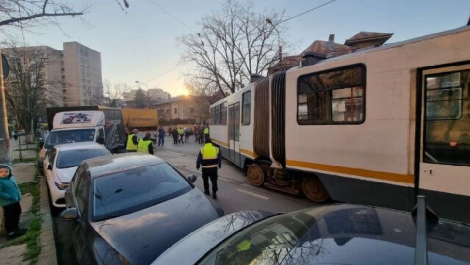 Când le este permis șoferilor să conducă pe linia de tramvai