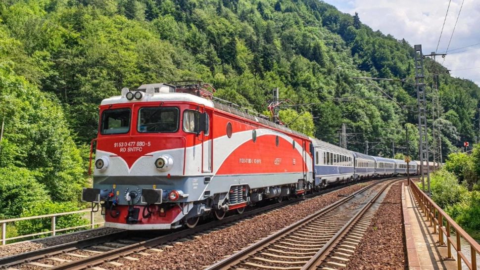 Bărbat din Reșița, spulberat de trenul Interregio București- Suceava. Victima a murit pe loc