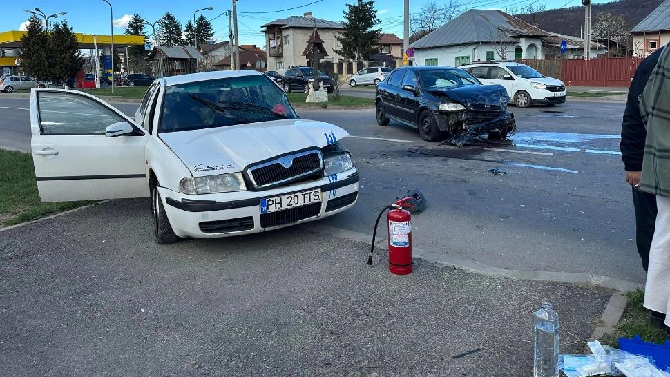 6 persoane se aflau în cele două mașini. Foto/InfoTrafic PH