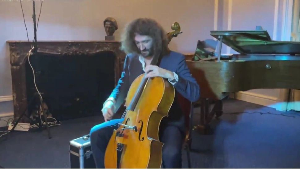 Violoncelistul Andrei Cavassi, în timp ce interpreta o manea. Foto: Captură Realitatea Plus