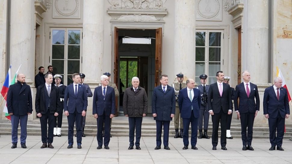 Angel Tîlvăr, ministrul Apărării (centru)/ Facebook