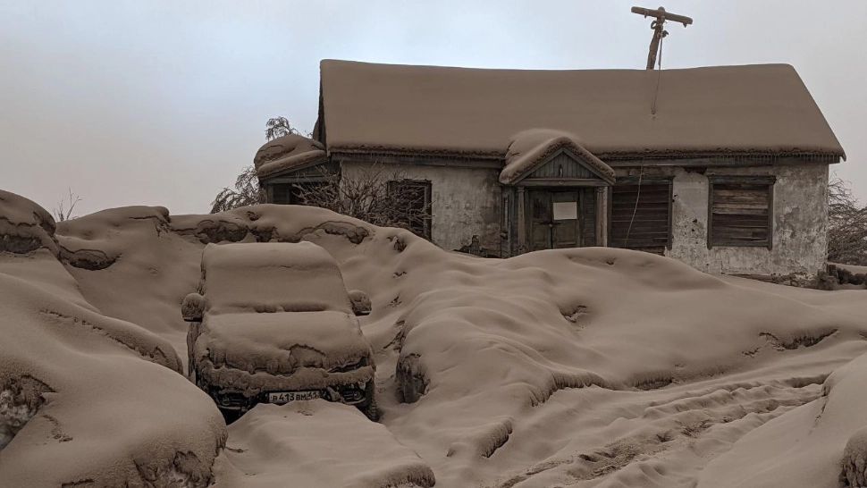 Erupția puternică a unui vulcan din Rusia a „vopsit” în gri localitățile din jur. Imagini apocaliptice cu casele îngropate în cenușă