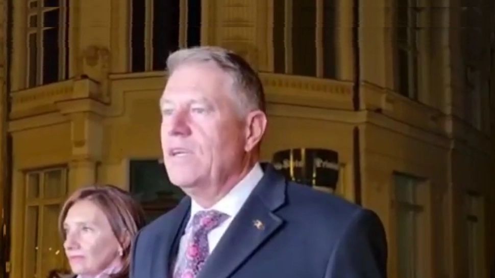 Preşedintele Klaus Iohannis şi soţia sa au participat la slujba de Înviere, la Sibiu - VIDEO