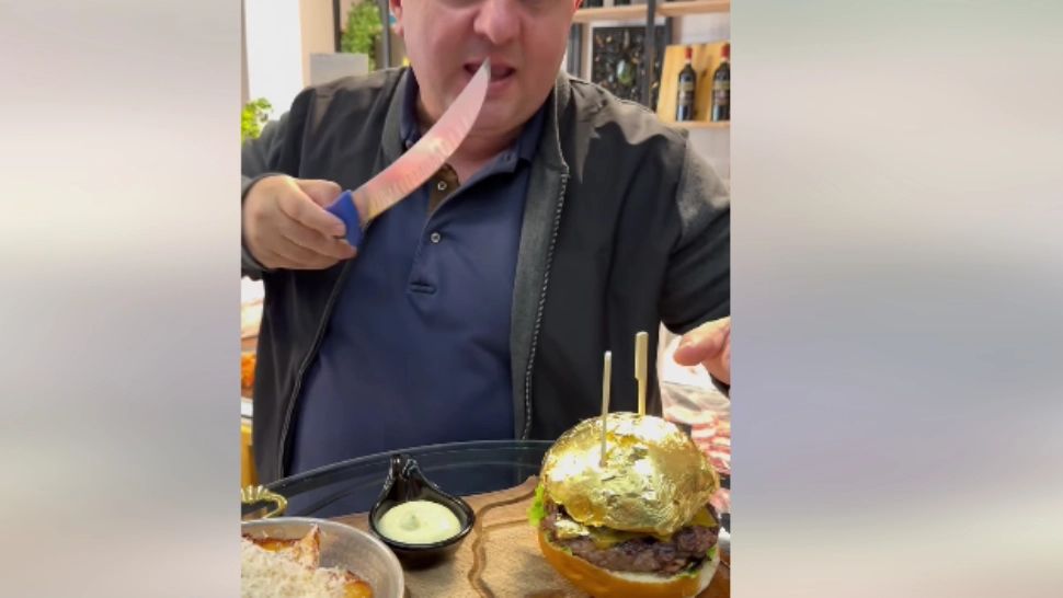 Burger cu foiță de aur/ Captură Facebook